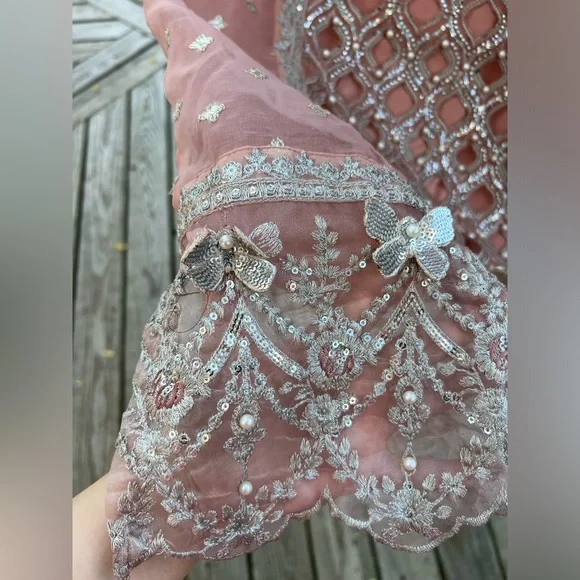 Pakistani outfit - Picture 5 of 11